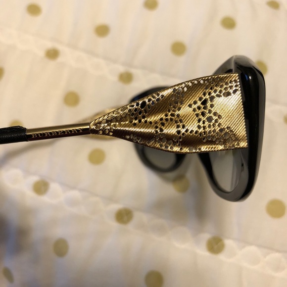 Burberry sunglasses 😎 - Picture 5 of 5